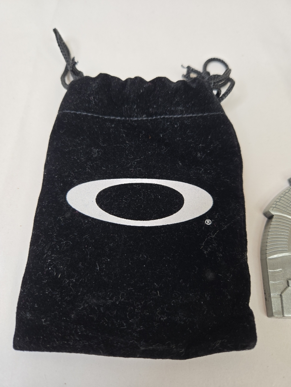 Oakley Rare 2017 HQ Bunker Metal-Silver Christmas Ornament With Velvet Bag - Picture 3 of 7